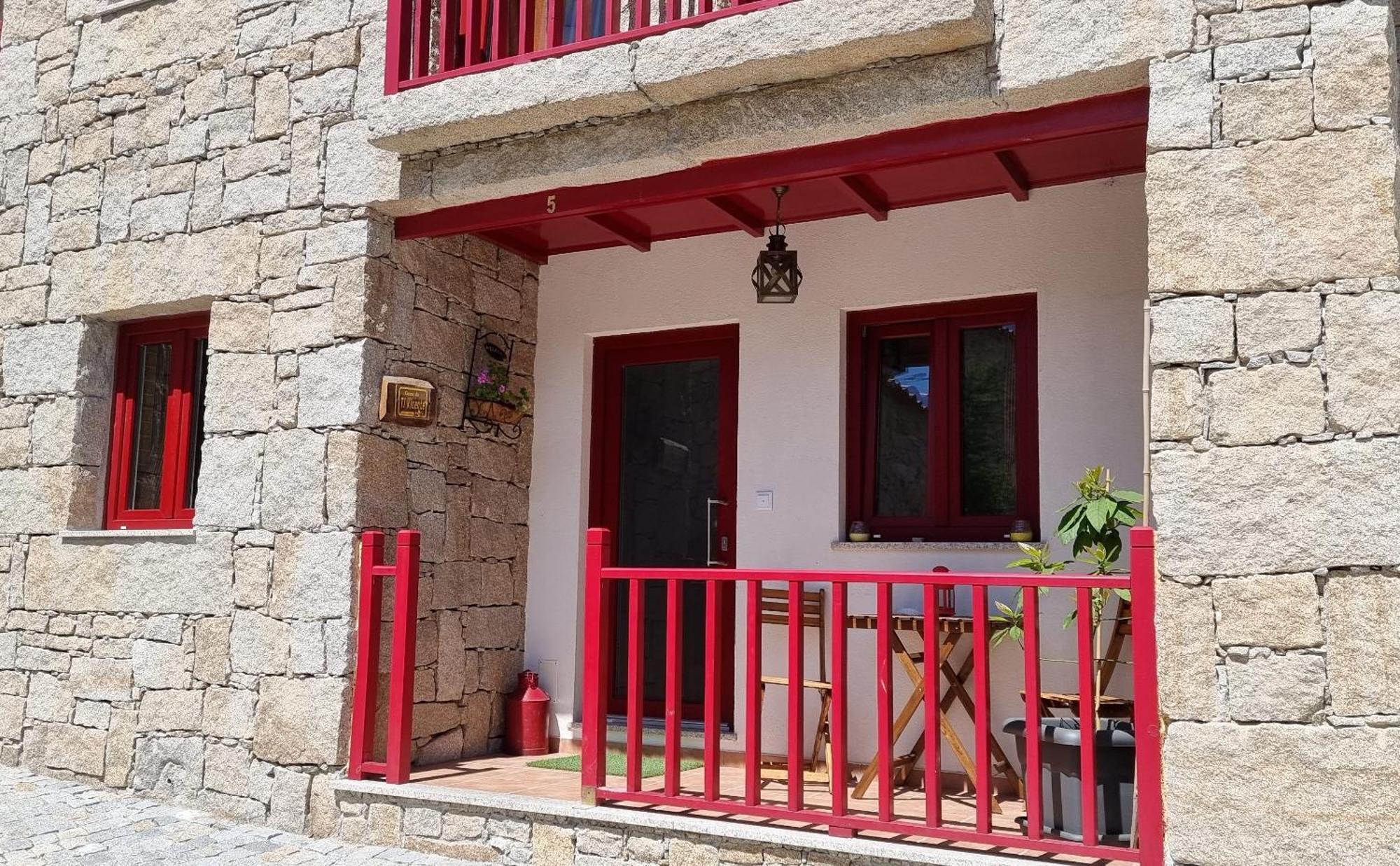 Casas Da Ribeira Guest House Seia Exterior photo